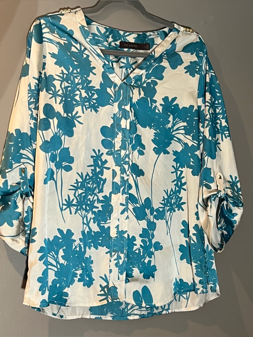 Size L The Limited Teal & Off White Floral Satin Blouse with Metal Detail vneck